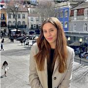 Lengua, literatura, oratoria, también sé sobre música, toco el piano y la guitarra.